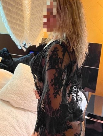 Девушка массажистка Аня, салон Оля