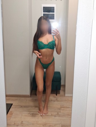 Девушка массажистка Кира, салон Кира